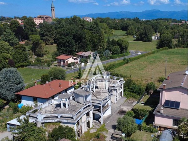 casale in vendita a Besana in Brianza in zona Villa Raverio