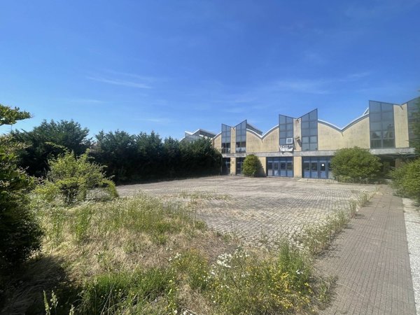 locale di sgombero in vendita a Besana in Brianza