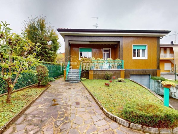 casa indipendente in vendita a Besana in Brianza in zona Calò