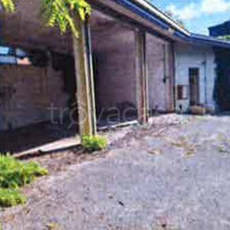 locale commerciale in vendita a Besana in Brianza in zona Montesiro