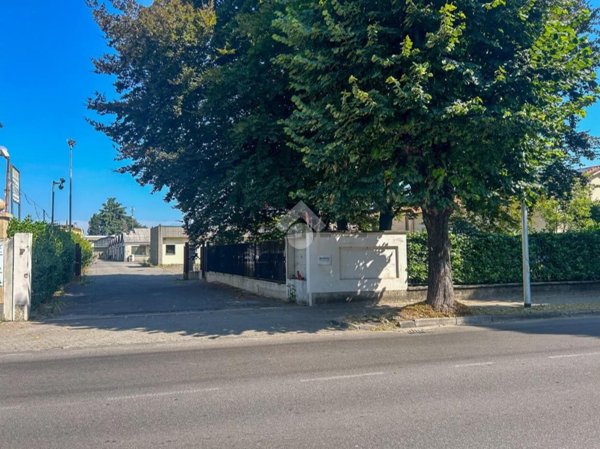 capannone in vendita a Biassono