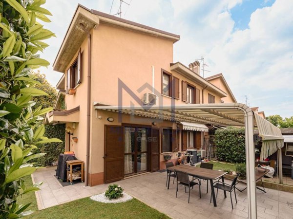 casa indipendente in vendita a Biassono