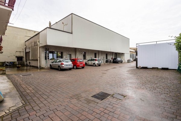 locale di sgombero in vendita a Biassono