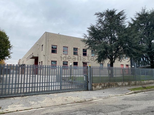 capannone in vendita a Biassono