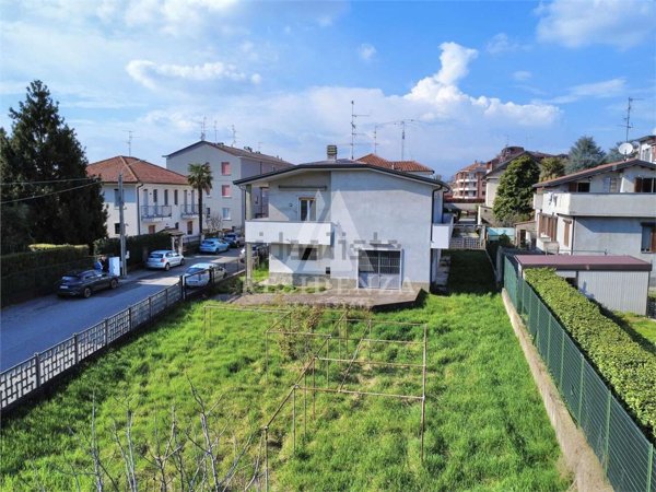 casa indipendente in vendita a Biassono