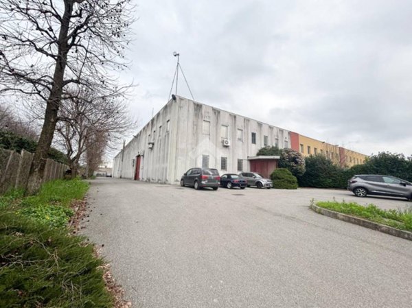 locale commerciale in vendita a Biassono