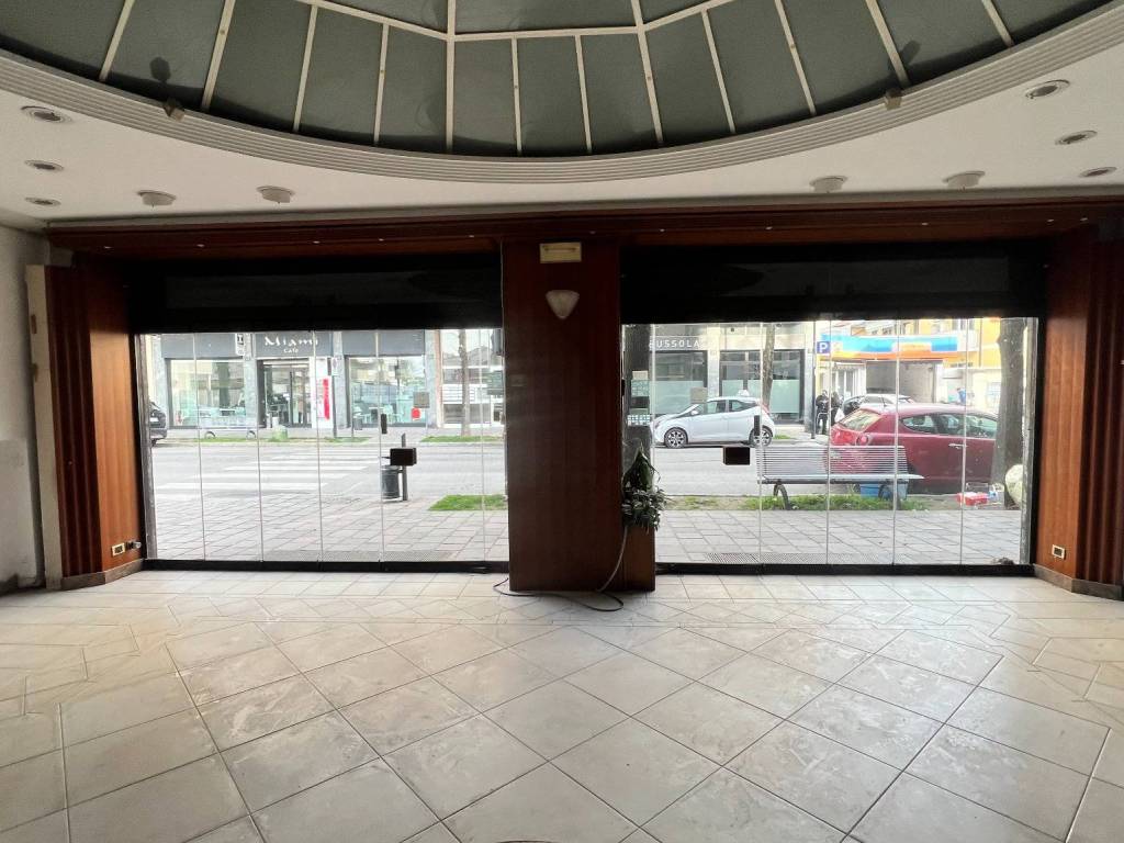 negozio in vendita a Bovisio-Masciago