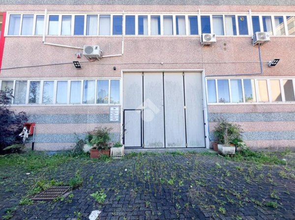 locale commerciale in vendita a Brugherio