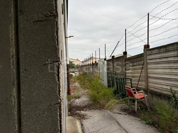 locale commerciale in vendita a Brugherio