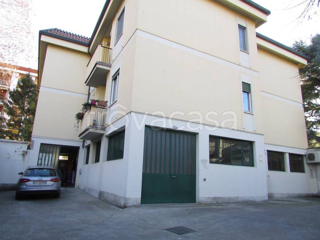negozio in vendita a Brugherio
