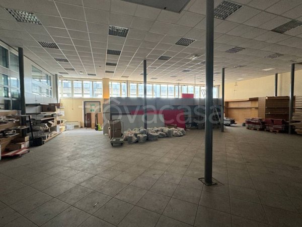 locale commerciale in vendita a Brugherio