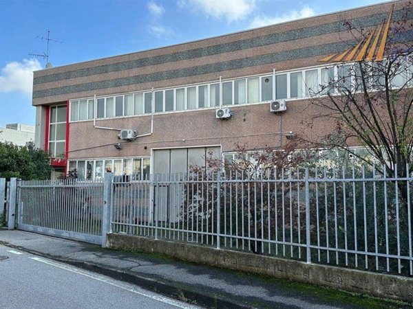 locale commerciale in vendita a Brugherio