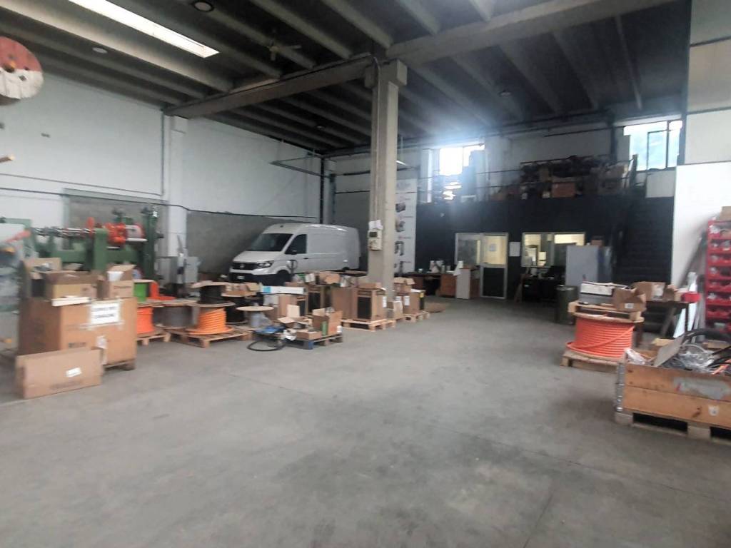 locale commerciale in vendita a Brugherio