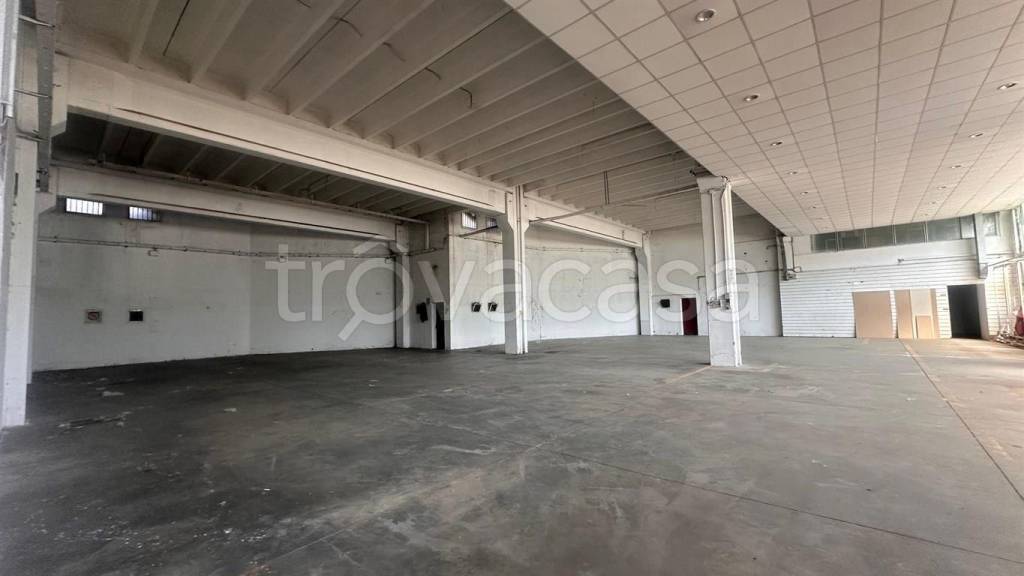 locale commerciale in vendita a Brugherio