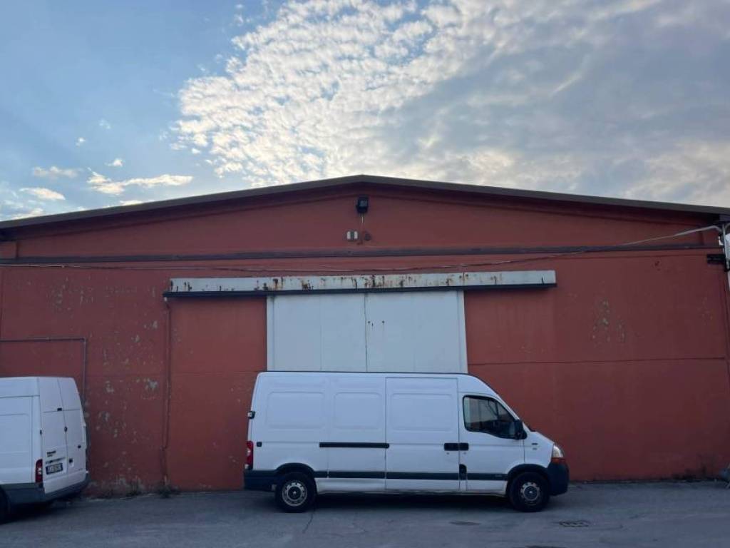 locale commerciale in vendita a Brugherio