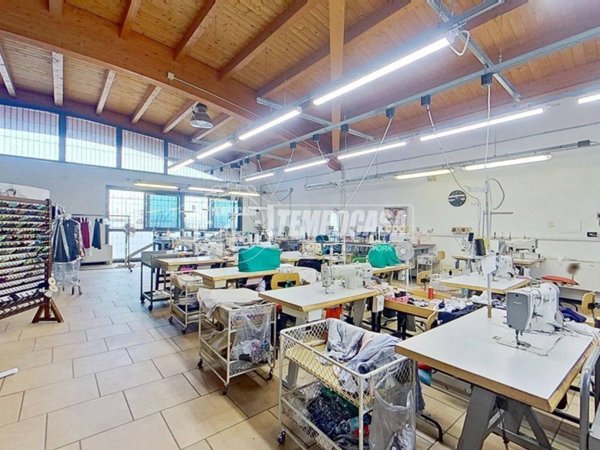 locale commerciale in vendita a Brugherio