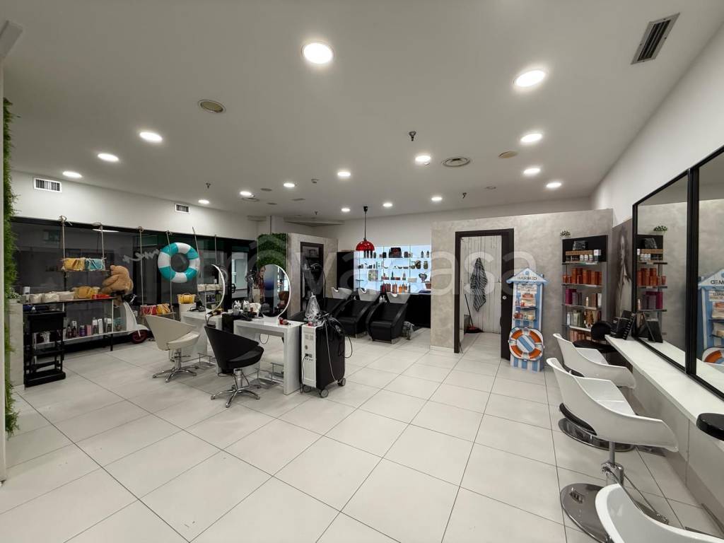negozio in vendita a Brugherio