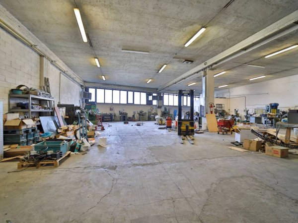 locale commerciale in vendita a Brugherio
