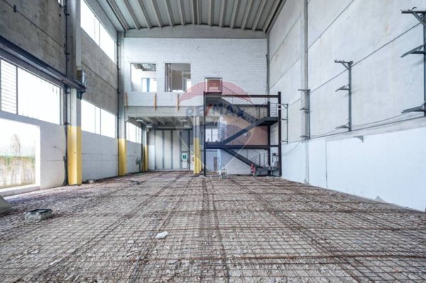 locale commerciale in vendita a Brugherio