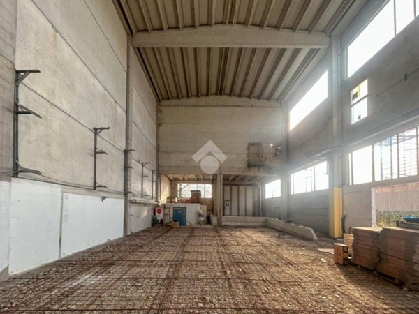 locale commerciale in vendita a Brugherio