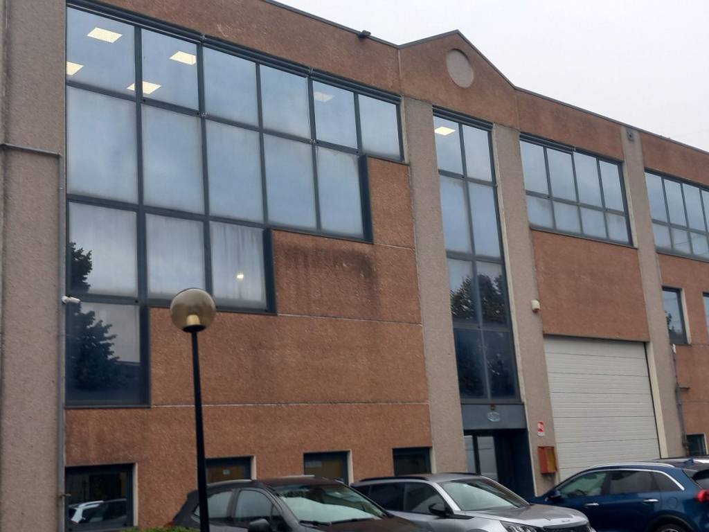 locale commerciale in vendita a Brugherio