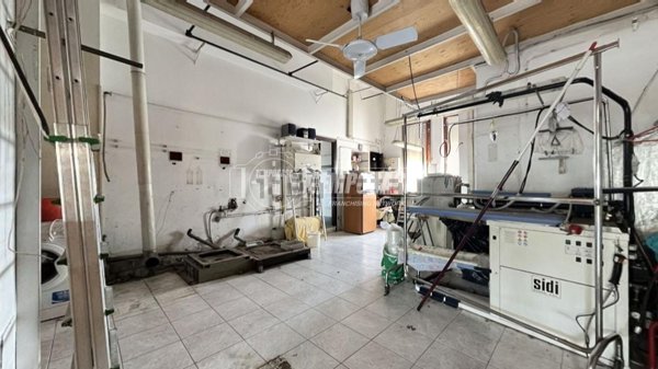 locale commerciale in vendita a Brugherio