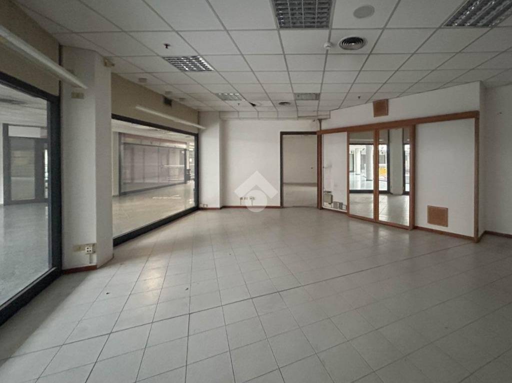 negozio in vendita a Brugherio