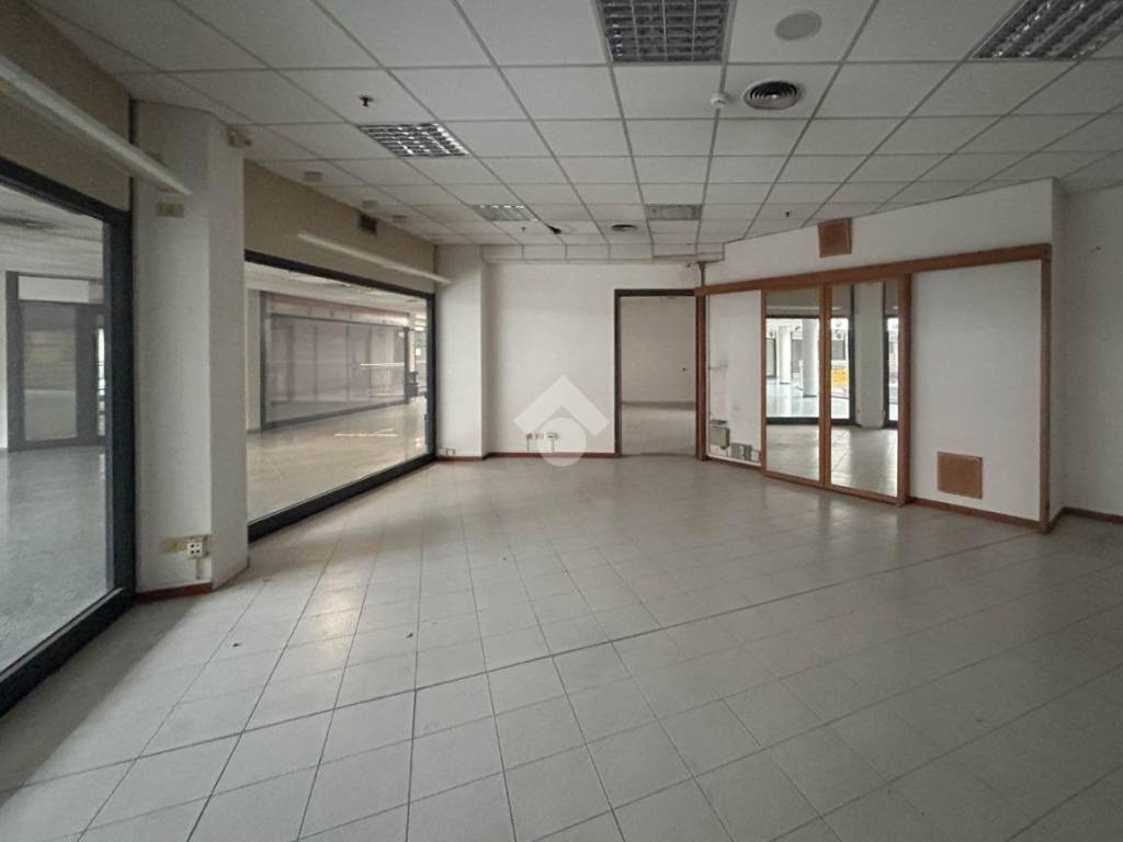 negozio in vendita a Brugherio