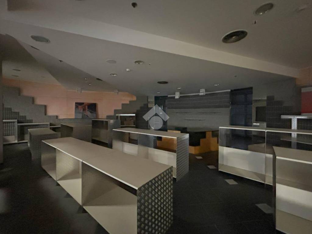 negozio in vendita a Brugherio