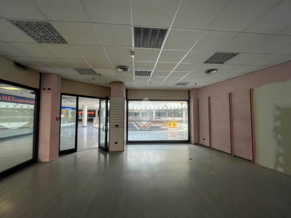 negozio in vendita a Brugherio