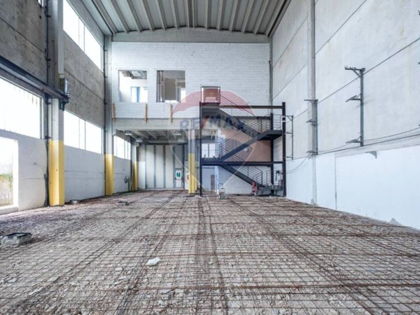 locale commerciale in vendita a Brugherio