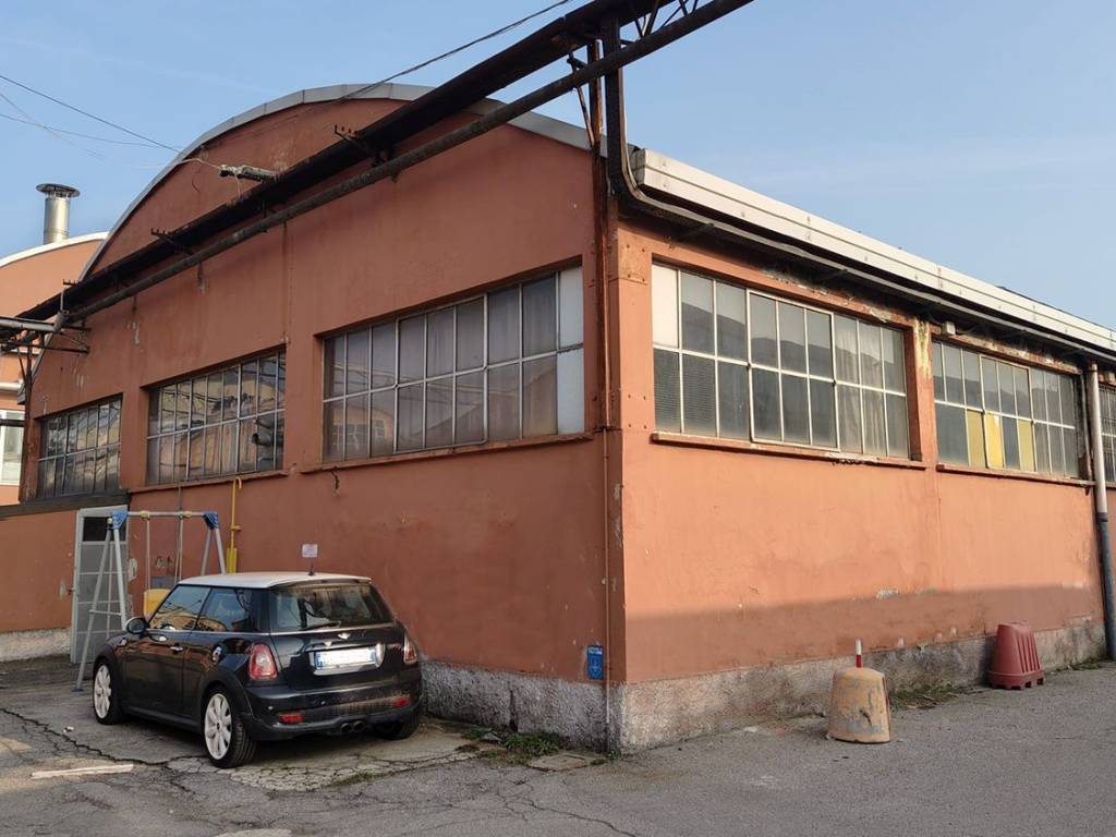 locale commerciale in vendita a Brugherio