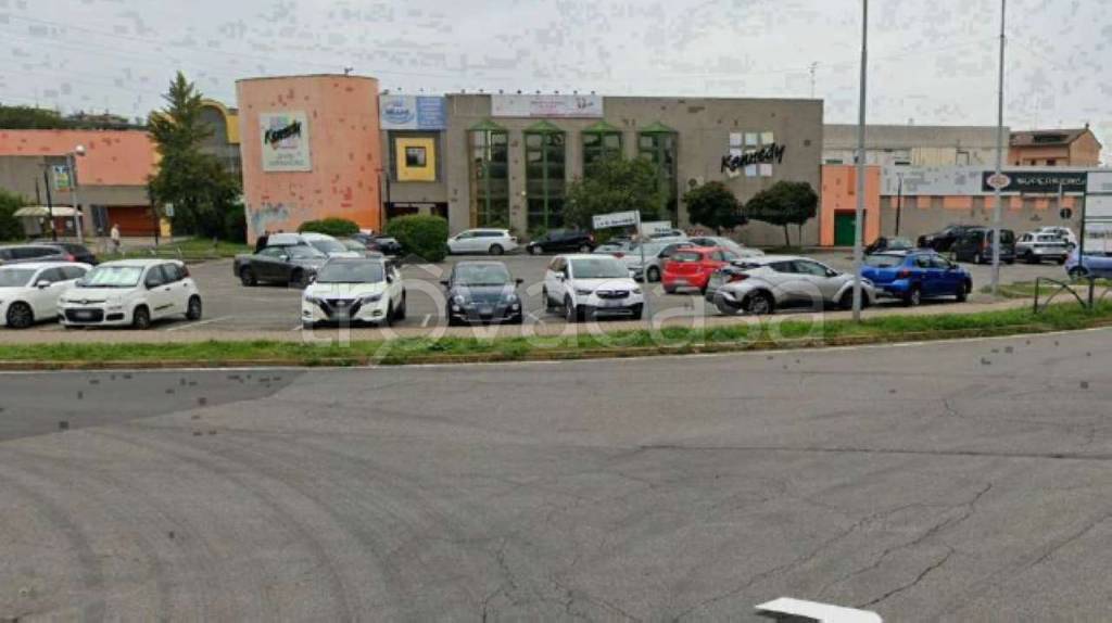 negozio in vendita a Brugherio