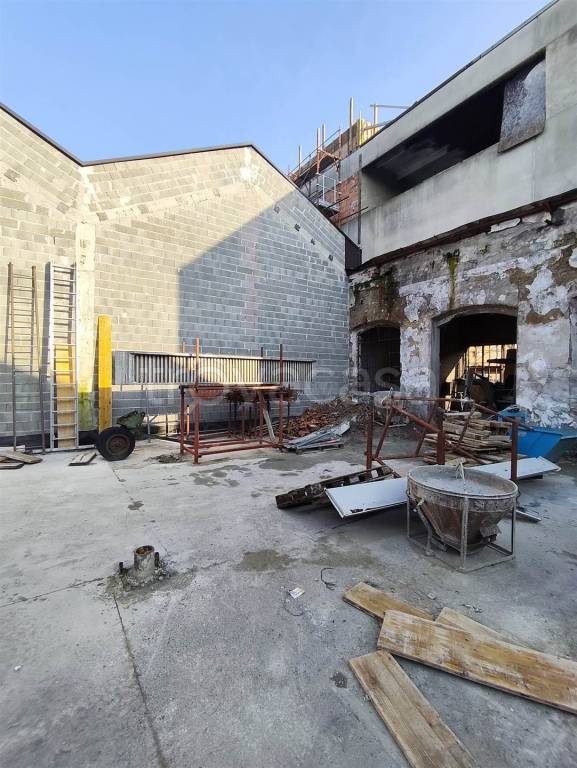 locale commerciale in vendita a Brugherio