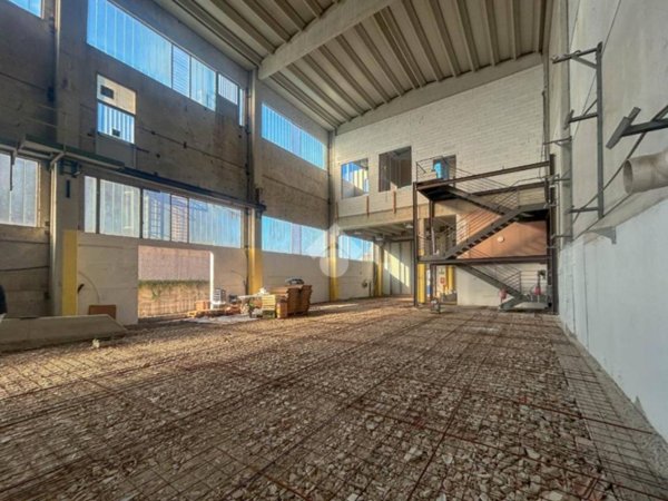 locale commerciale in vendita a Brugherio