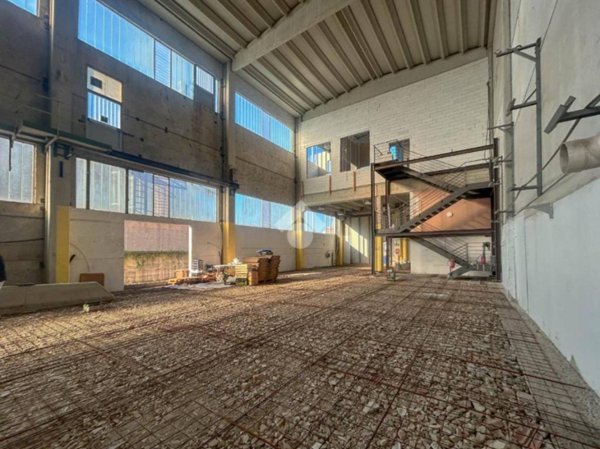 locale commerciale in vendita a Brugherio