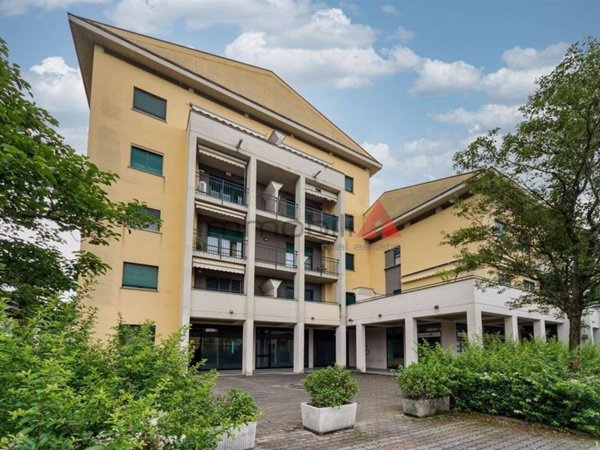 negozio in vendita a Brugherio