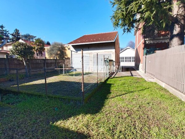 locale commerciale in vendita a Brugherio