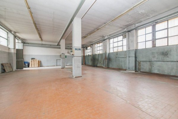 locale commerciale in vendita a Brugherio