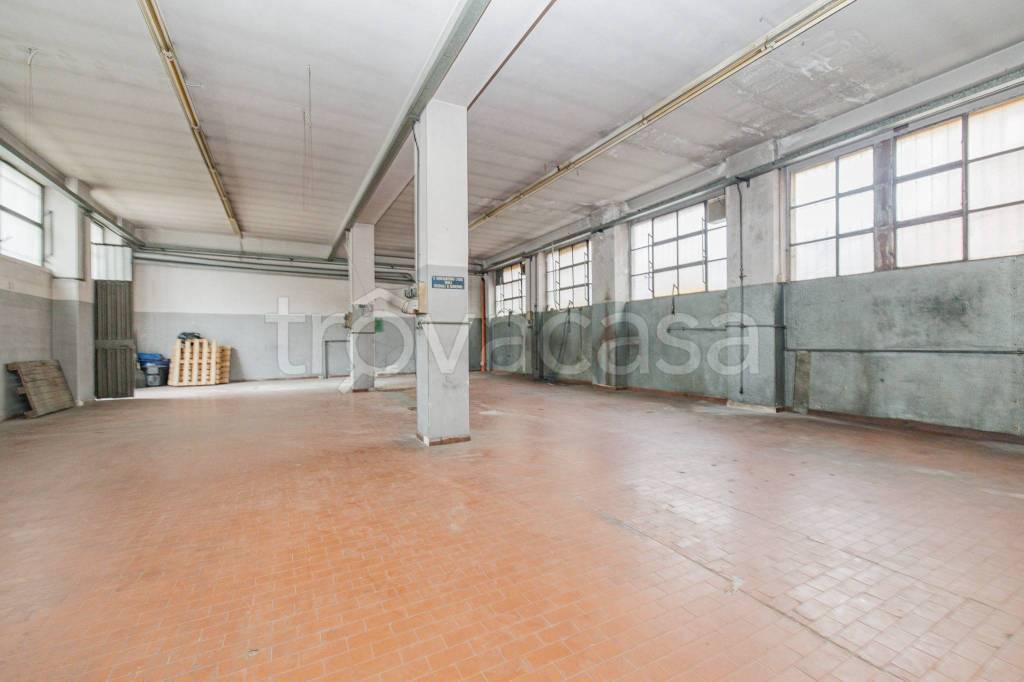 locale commerciale in vendita a Brugherio