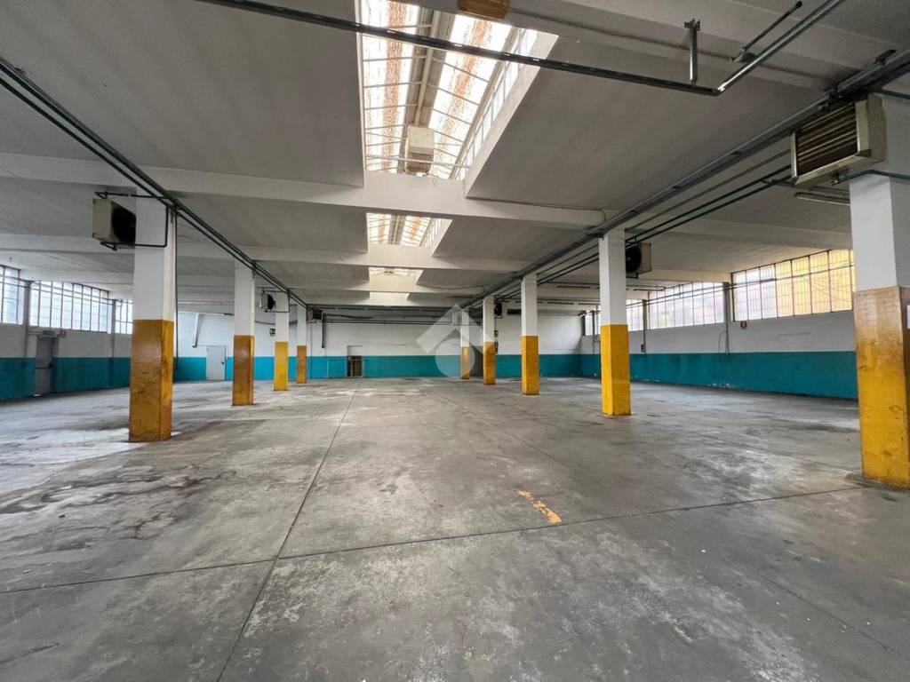 locale commerciale in vendita a Brugherio