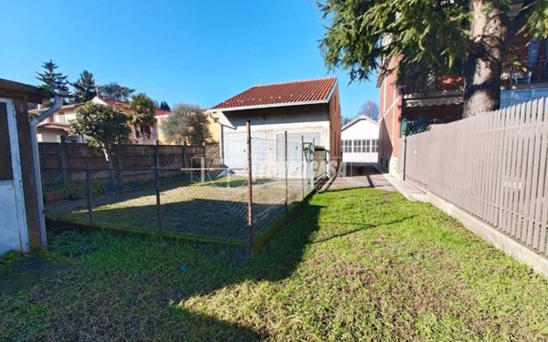 locale commerciale in vendita a Brugherio