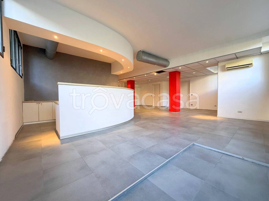 locale commerciale in vendita a Brugherio in zona San Damiano