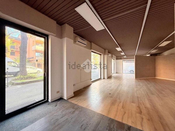 locale commerciale in vendita a Brugherio