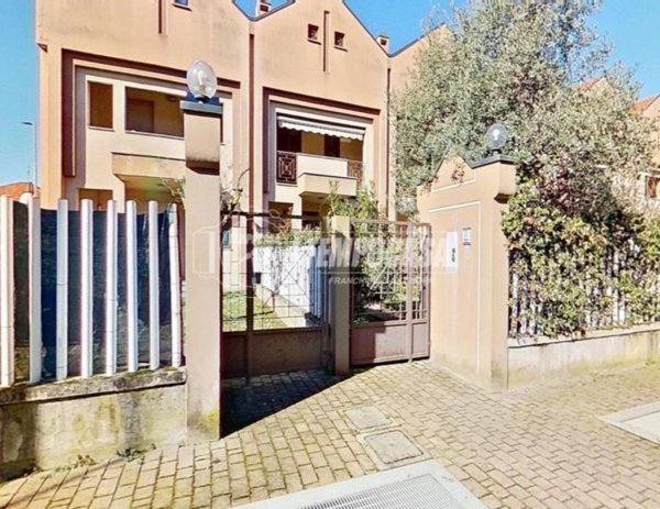 casa indipendente in vendita a Brugherio in zona Dorderio