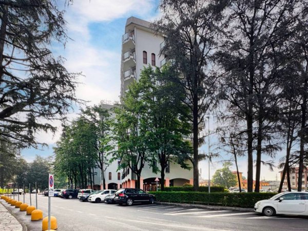 negozio in vendita a Brugherio