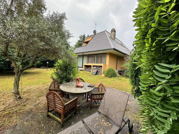 casa indipendente in vendita a Brugherio in zona Dorderio
