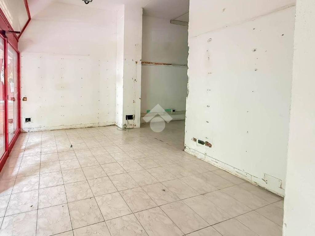 negozio in vendita a Brugherio in zona Dorderio