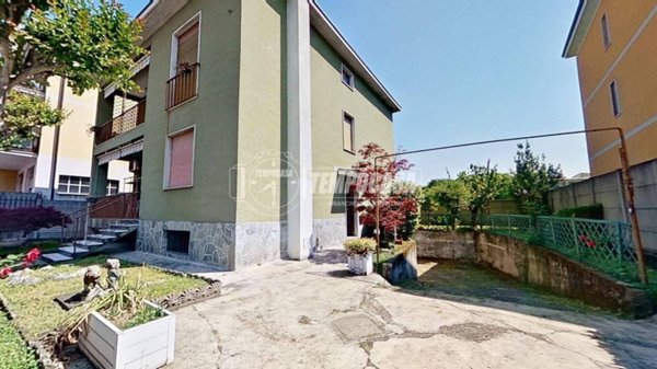casa indipendente in vendita a Brugherio in zona Dorderio