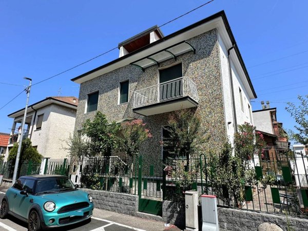 casa indipendente in vendita a Brugherio in zona Dorderio